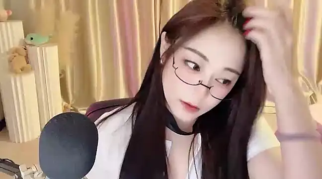 Snapshot of Daisy-77 chatting on February 2025 06:13:02 PM Daisy-77 online show from February 2025 06:13:02 PM