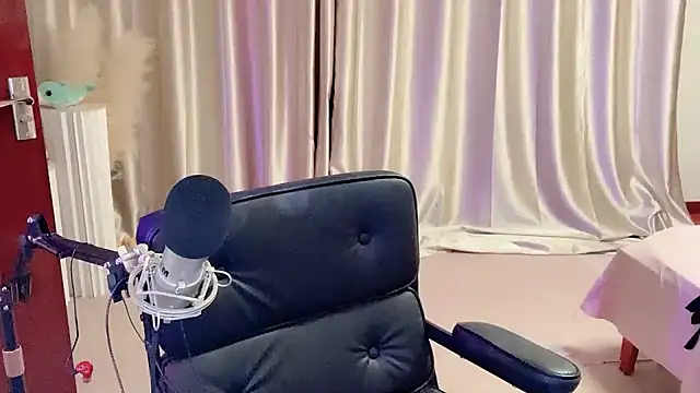 Snapshot of Daisy-77 chatting on February 2025 08:58:02 PM Daisy-77 online show from February 2025 08:58:02 PM