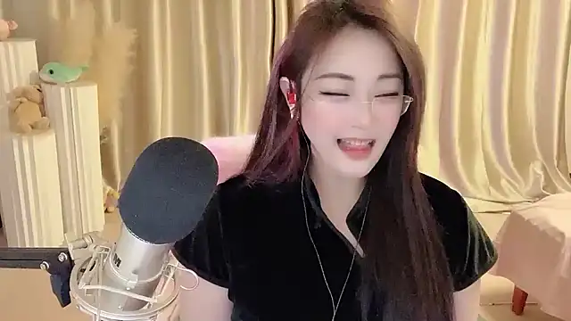 Snapshot of Daisy-77 chatting on February 2025 04:10:01 PM Daisy-77 online show from February 2025 04:10:01 PM