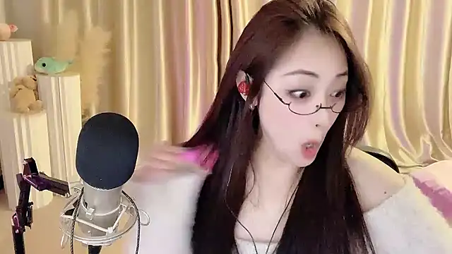 Snapshot of Daisy-77 chatting on February 2025 10:20:01 PM Daisy-77 online show from February 2025 10:20:01 PM