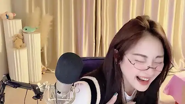 Snapshot of Daisy-77 chatting on February 2025 08:39:01 PM Daisy-77 online show from February 2025 08:39:01 PM