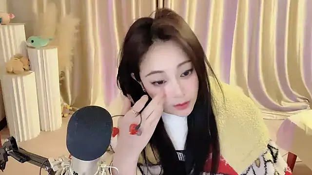 Snapshot of Daisy-77 chatting on March 2025 06:01:02 PM Daisy-77 online show from March 2025 06:01:02 PM