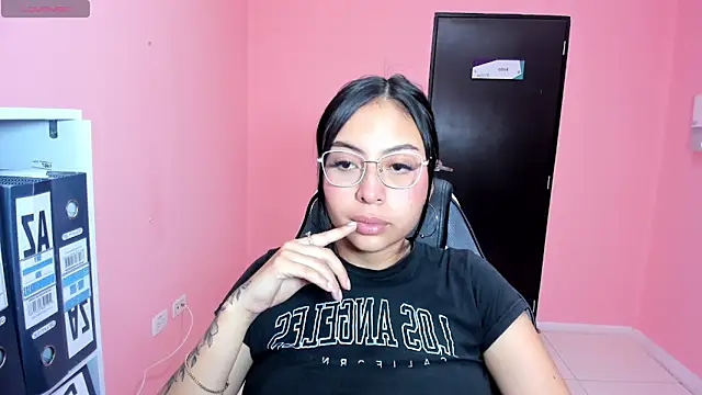 Snapshot of AlanaPetterson chatting on December 2024 12:44:02 PM AlanaPetterson online show from December 2024 12:44:02 PM