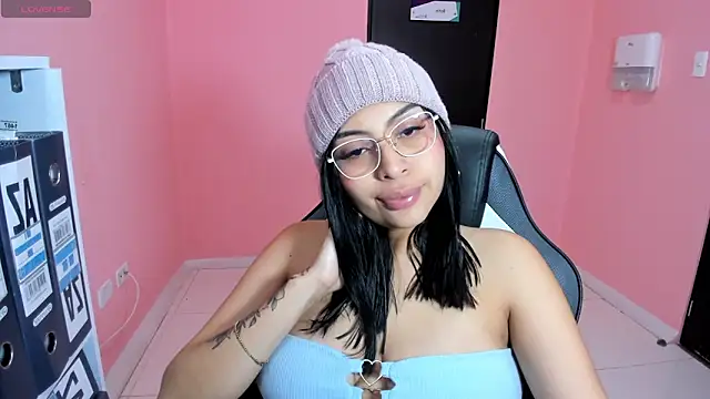 Snapshot of AlanaPetterson chatting on December 2024 01:17:01 PM AlanaPetterson online show from December 2024 01:17:01 PM