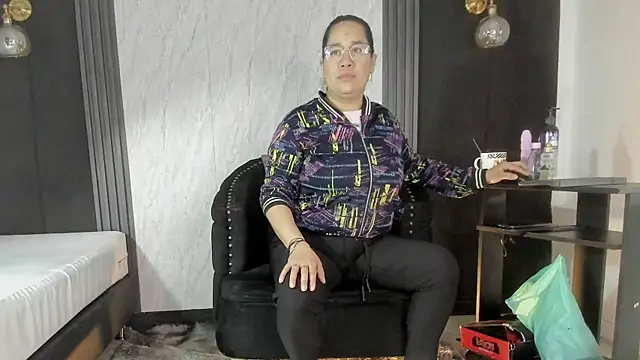 Snapshot of alondrabigtits chatting on November 2025 11:51:02 AM alondrabigtits online show from November 2025 11:51:02 AM