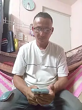 Snapshot of Andresguz35 chatting on November 2025 04:03:01 AM Andresguz35 online show from November 2025 04:03:01 AM