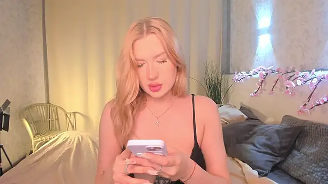 Emma  Leee online show from April 2026 01:05:02 AM