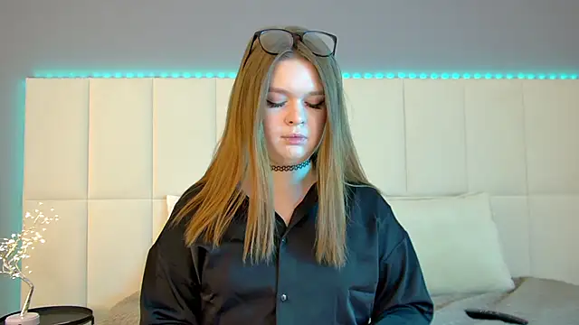 CrystalLyons online show from March 2025 06:58:01 AM