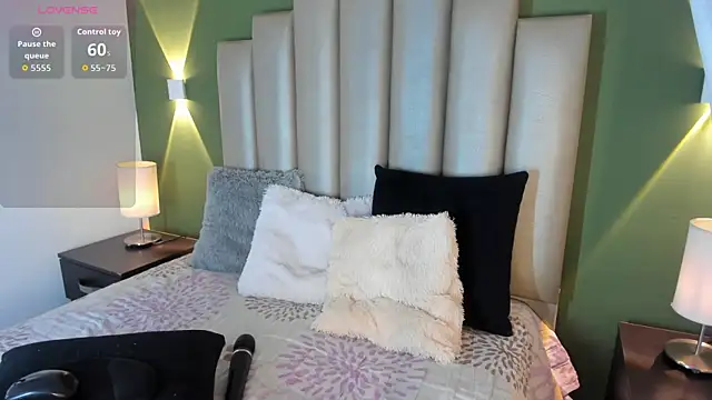 Emmawattsom online show from November 2025 12:29:02 PM