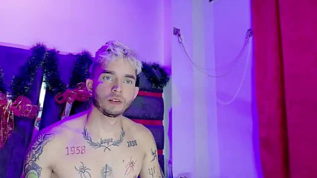 Snapshot of AliceandMax chatting on January 2025 04:32:02 PM AliceandMax online show from January 2025 04:32:02 PM