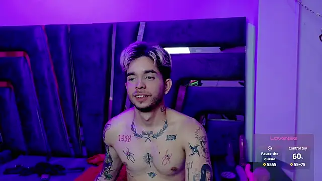 Snapshot of AliceandMax chatting on March 2025 08:19:01 PM AliceandMax online show from March 2025 08:19:01 PM