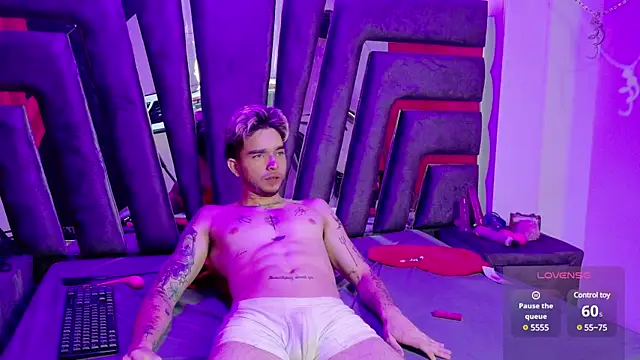 Snapshot of AliceandMax chatting on March 2025 06:29:02 PM AliceandMax online show from March 2025 06:29:02 PM