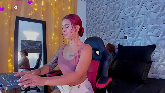 Sophiee Hill online show from October 2025 02:42:02 PM