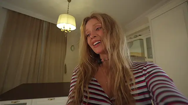 Snapshot of HeyBananas chatting on November 2025 06:02:01 PM HeyBananas online show from November 2025 06:02:01 PM