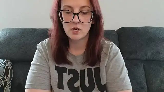 TheBustyHouseWife online show from December 2025 05:31:02 PM