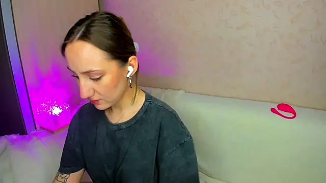 Snapshot of MelodyOfLovee chatting on December 2025 11:03:02 PM MelodyOfLovee online show from December 2025 11:03:02 PM