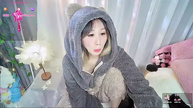 Snapshot of Xiaoyu-G chatting on December 2025 01:28:01 PM Xiaoyu-G online show from December 2025 01:28:01 PM