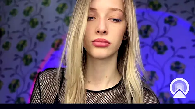 Evvie Summn1 online show from December 2025 03:39:01 PM