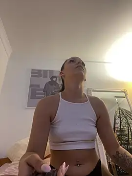 Chiara0102 online show from May 2026 09:27:01 PM