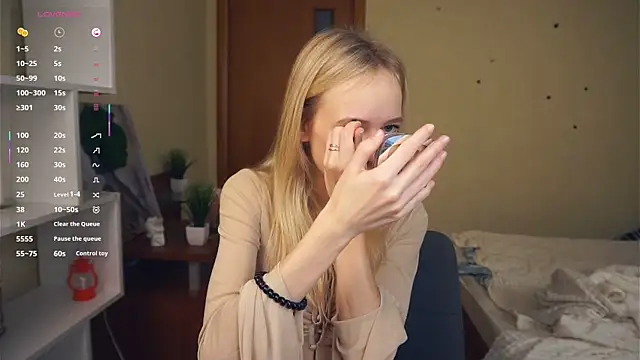 LynetBurby online show from October 2025 02:27:02 PM