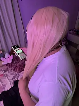 Snapshot of m0ondolly chatting on June 2026 06:23:01 AM m0ondolly online show from June 2026 06:23:01 AM