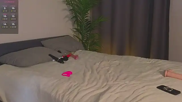 Roxie Mils online show from February 2025 06:08:02 PM