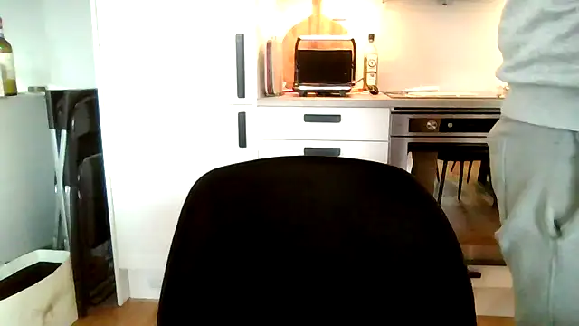 Snapshot of aleksergira chatting on December 2024 10:47:01 AM aleksergira online show from December 2024 10:47:01 AM