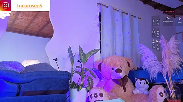 Snapshot of LunaRose5 chatting on November 2025 03:28:01 AM LunaRose5 online show from November 2025 03:28:01 AM