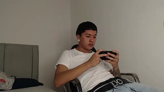 alex-lover online show from April 2026 06:19:01 AM