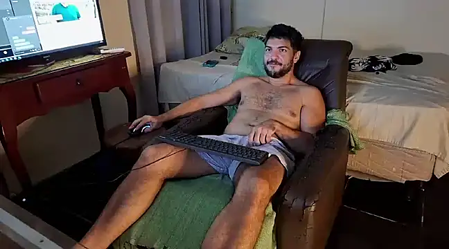 Snapshot of LUH133 chatting on December 2024 02:32:01 AM LUH133 online show from December 2024 02:32:01 AM