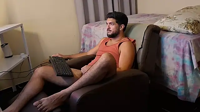 Snapshot of LUH133 chatting on November 2025 02:02:01 AM LUH133 online show from November 2025 02:02:01 AM