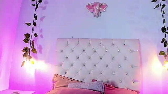 Isabella Flowers online show from December 2025 07:45:02 PM