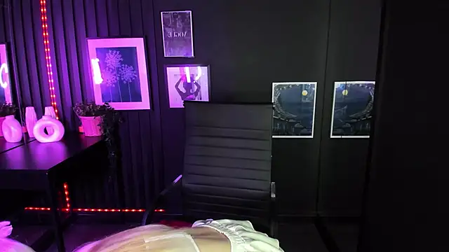 Snapshot of EmilyAir chatting on March 2025 02:56:02 AM EmilyAir online show from March 2025 02:56:02 AM