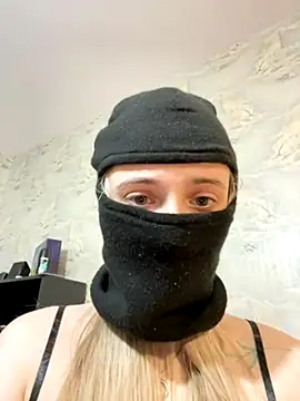 Snapshot of Cutekris chatting on November 2025 06:18:02 PM Cutekris online show from November 2025 06:18:02 PM