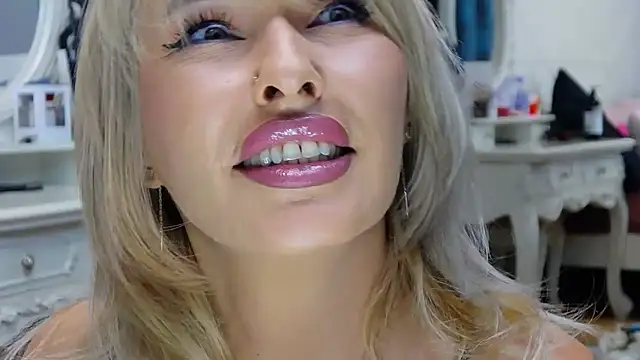 IssaSmith online show from October 2025 07:16:01 AM