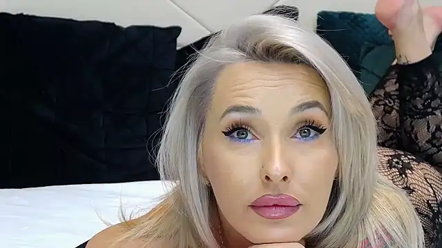 IssaSmith online show from January 2026 05:49:02 PM