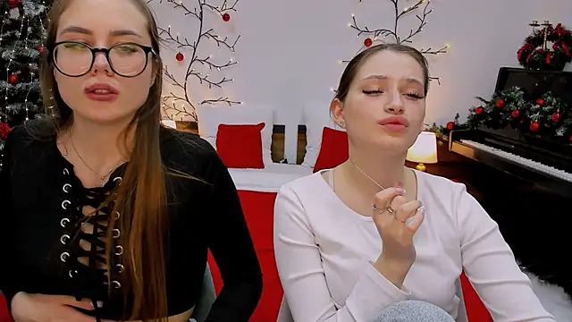 Snapshot of queenofjoyy chatting on December 2024 04:04:02 PM queenofjoyy online show from December 2024 04:04:02 PM