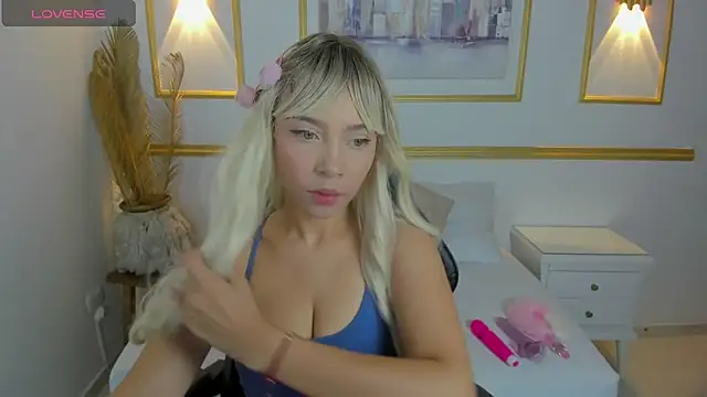 Snapshot of adara_44 chatting on December 2024 07:25:02 PM adara 44 online show from December 2024 07:25:02 PM