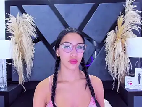 Snapshot of KylieWhite chatting on February 2025 01:00:02 PM KylieWhite online show from February 2025 01:00:02 PM