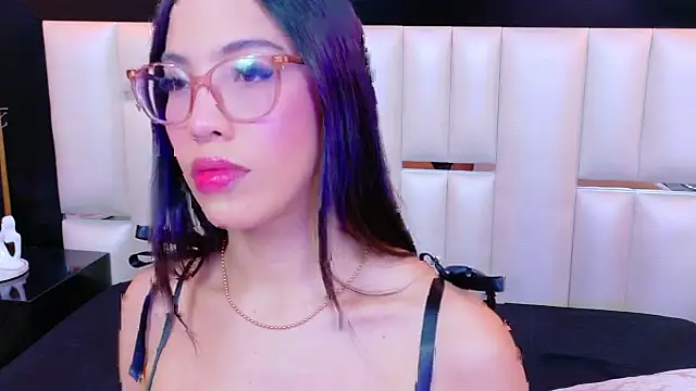 Snapshot of KylieWhite chatting on October 2025 06:11:01 AM KylieWhite online show from October 2025 06:11:01 AM