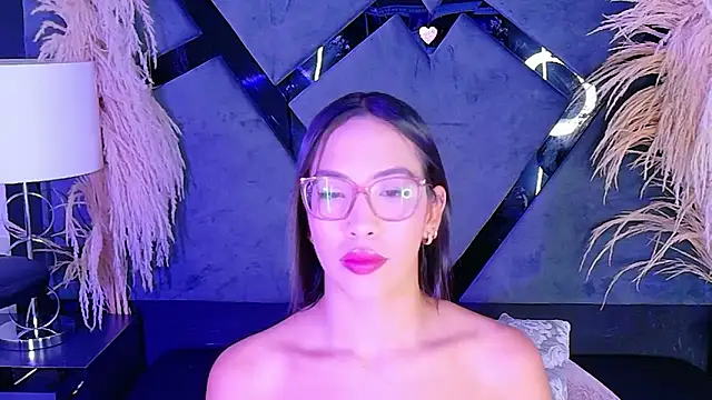 Snapshot of KylieWhite chatting on October 2025 07:43:02 AM KylieWhite online show from October 2025 07:43:02 AM