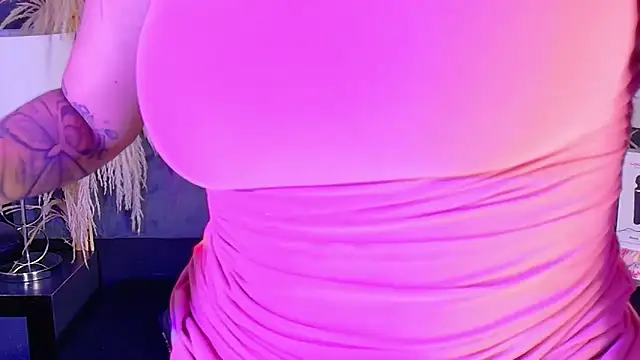 Snapshot of KylieWhite chatting on November 2025 08:15:02 AM KylieWhite online show from November 2025 08:15:02 AM