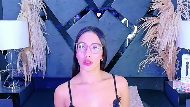 Snapshot of KylieWhite chatting on November 2025 06:57:01 AM KylieWhite online show from November 2025 06:57:01 AM