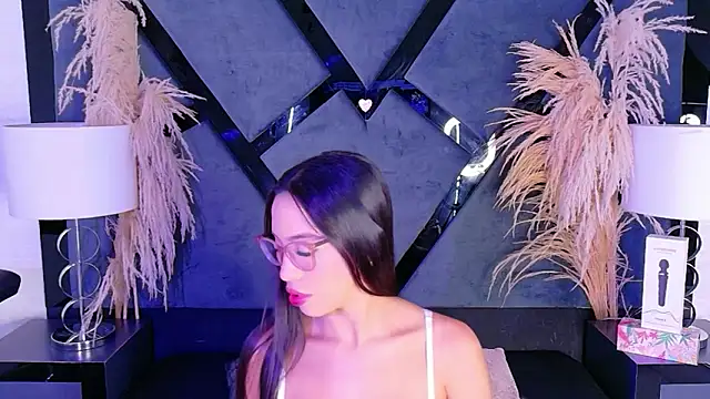 Snapshot of KylieWhite chatting on November 2025 05:40:01 AM KylieWhite online show from November 2025 05:40:01 AM