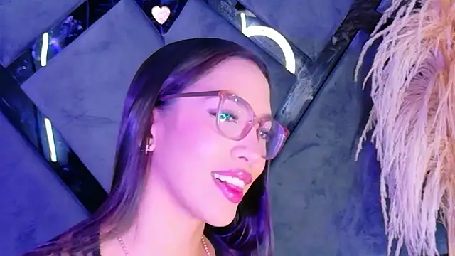 Snapshot of KylieWhite chatting on November 2025 02:43:02 PM KylieWhite online show from November 2025 02:43:02 PM