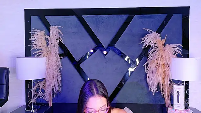 Snapshot of KylieWhite chatting on November 2025 01:37:02 PM KylieWhite online show from November 2025 01:37:02 PM