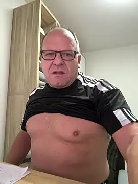 Snapshot of coupleLatinaLovers chatting on October 2025 04:53:02 AM coupleLatinaLovers online show from October 2025 04:53:02 AM