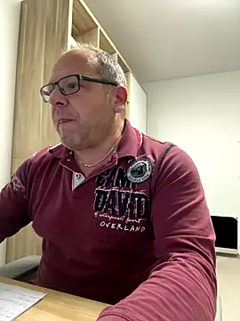 Snapshot of coupleLatinaLovers chatting on October 2025 04:45:02 AM coupleLatinaLovers online show from October 2025 04:45:02 AM