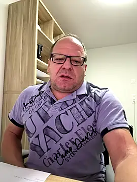 Snapshot of coupleLatinaLovers chatting on October 2025 04:57:01 AM coupleLatinaLovers online show from October 2025 04:57:01 AM