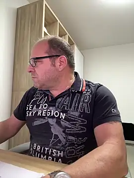 Snapshot of coupleLatinaLovers chatting on October 2025 04:56:01 AM coupleLatinaLovers online show from October 2025 04:56:01 AM